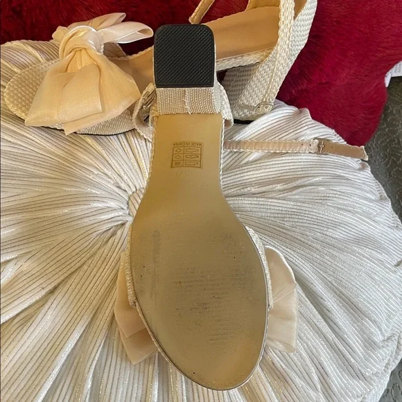 Elegant Cream Bow Women's Sandals - Picture 3 of 3